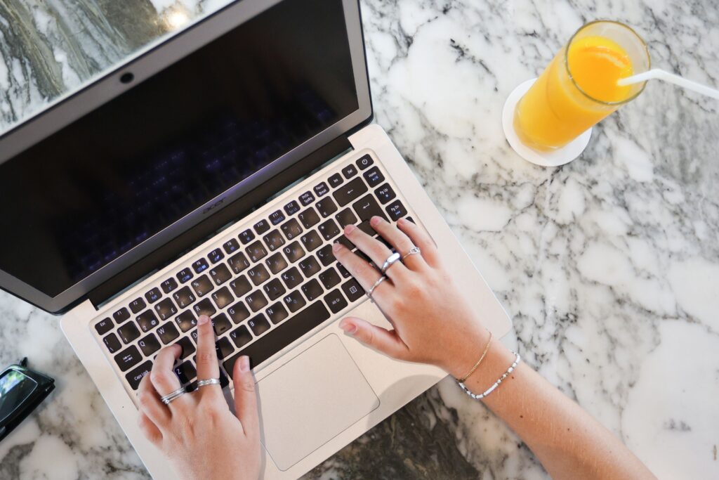 Guia prático para iniciantes de como criar um e-mail passo a passo.