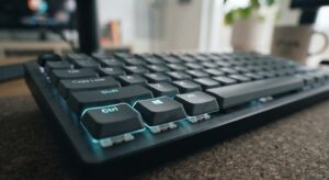Foco nas teclas Ctrl, Shift e Windows de um teclado de computador iluminadas para demonstrar atalhos de comando