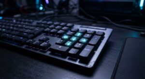 Visão aproximada das teclas numéricas do lado direito do teclado com destaque para as setas de direção que simulam os movimentos do mouse