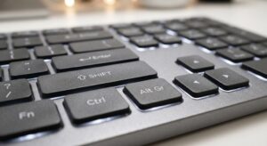 Foto em close-up focando nas teclas Shift e Alt Gr de um teclado de computador para demonstrar funções ocultas